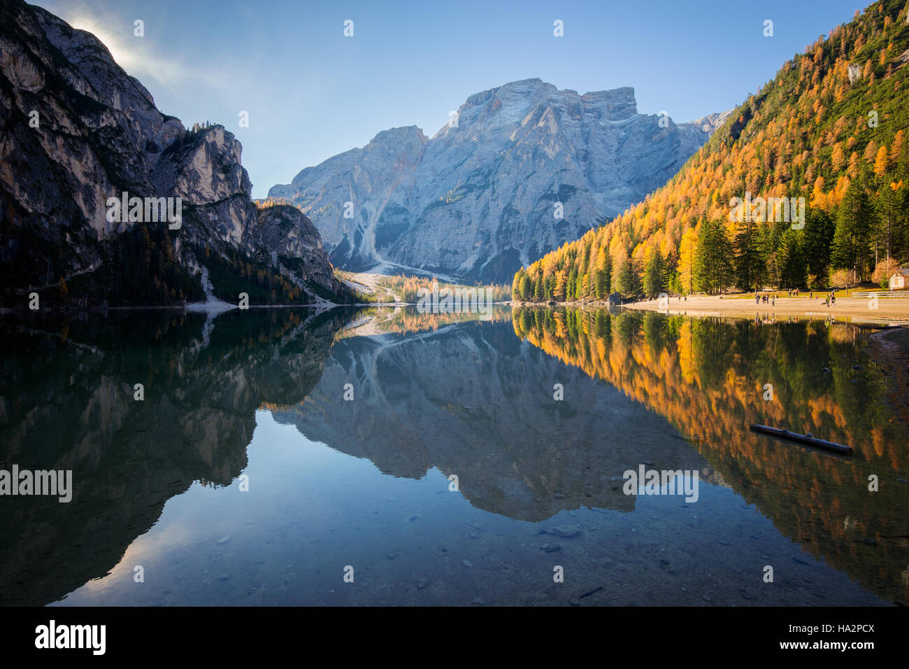 Il lago di Braies nelle Dolomiti, Alto Adige, Italia Foto Stock