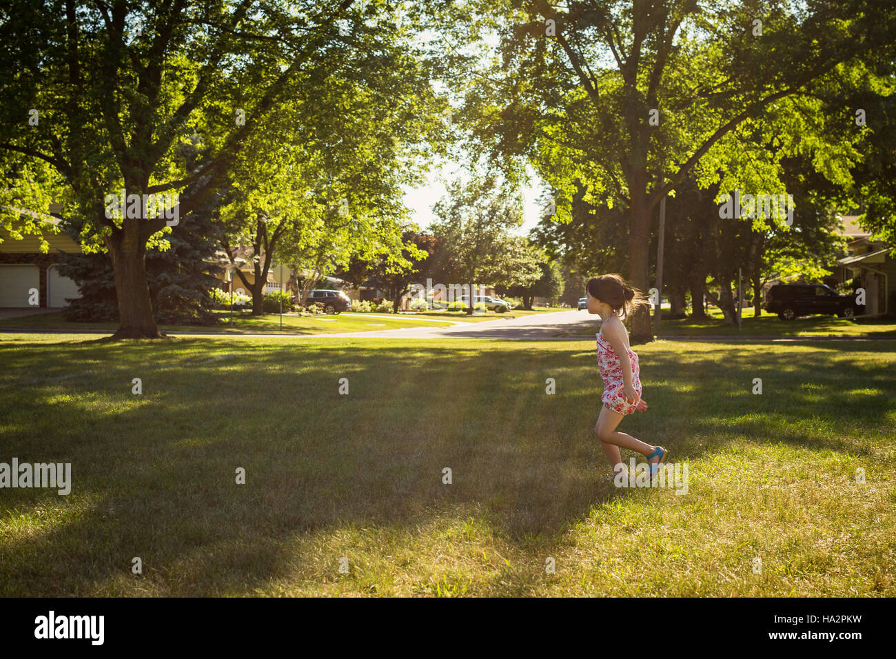 Ragazza che gioca in cortile Foto Stock
