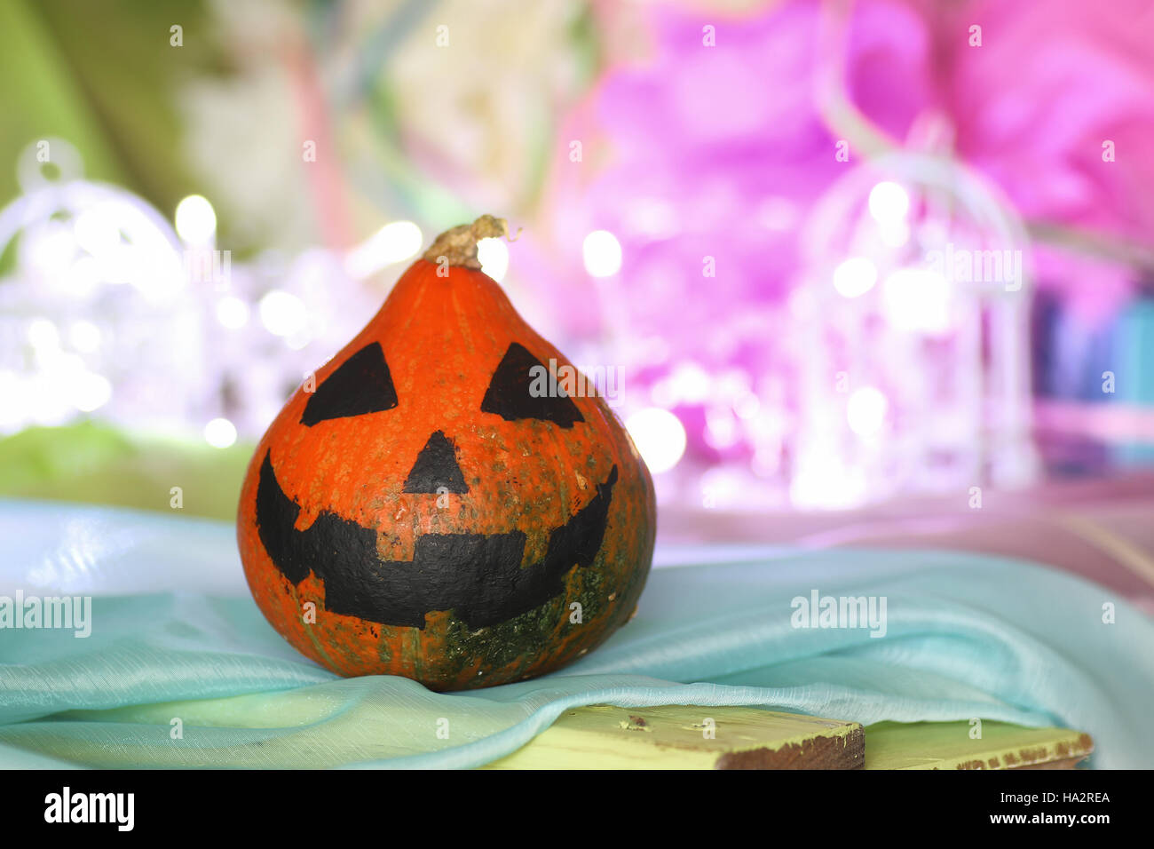 La zucca faccia di testa e Ghirlanda luminosa Foto Stock