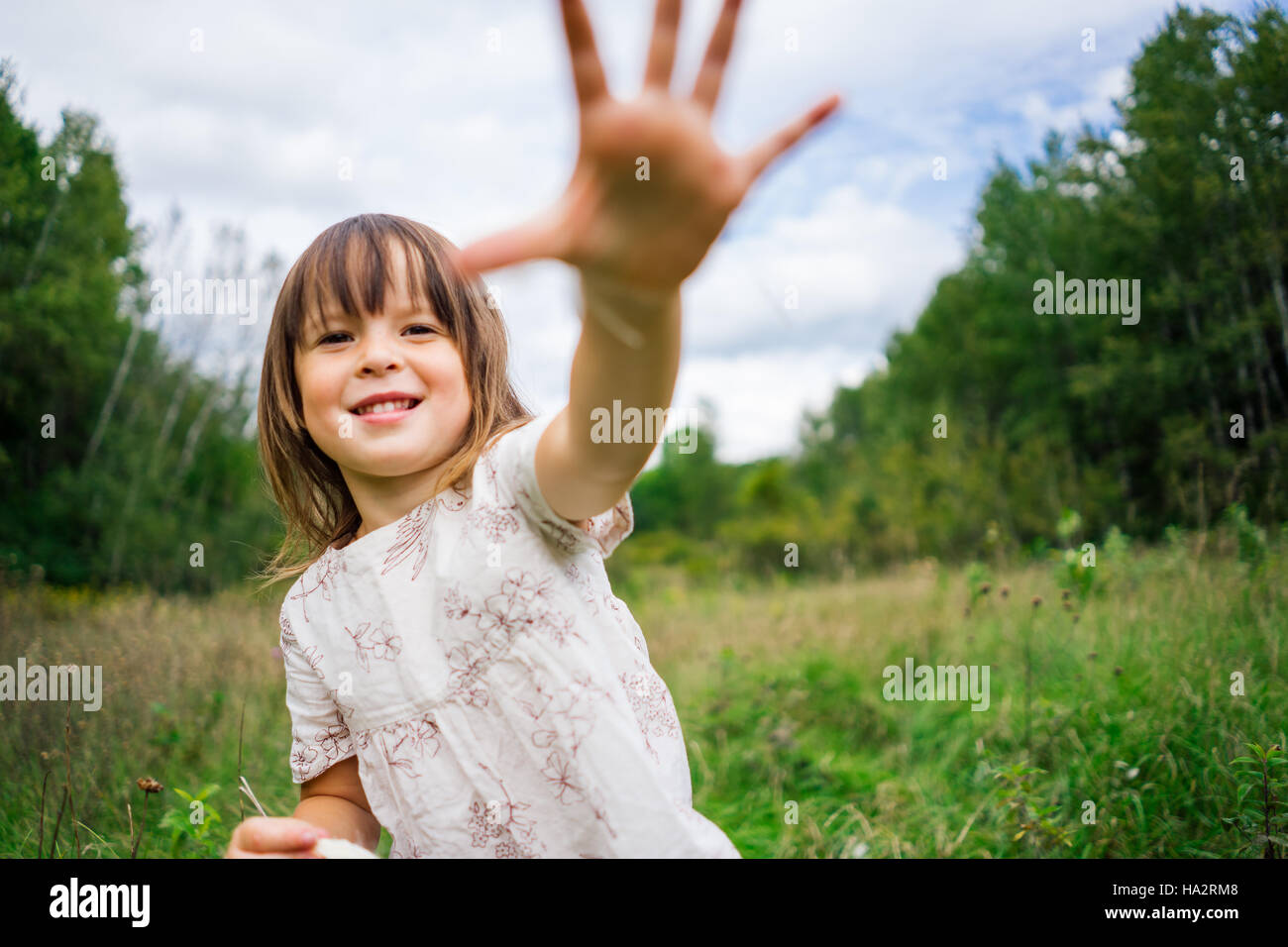 Ritratto di una ragazza con la sua mano in aria Foto Stock