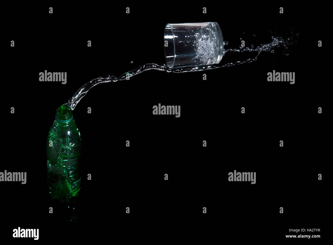 Versare acqua in un bicchiere Foto Stock