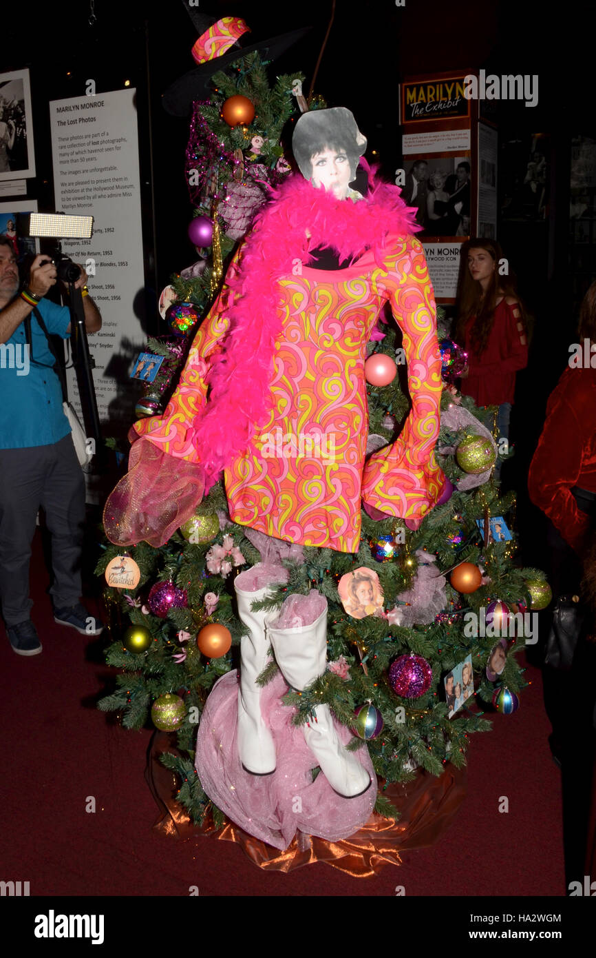 Atmosfera ad una considerazione minore celebrità e gli alberi di Natale ornamenti Launch Party a Hollywood Museum venerdì 25, 2016. Foto Stock