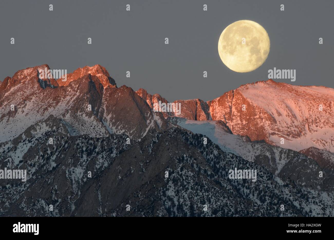 Moon sopra Mount Russell, Sierra Nevada Mountains, California, Stati Uniti Foto Stock