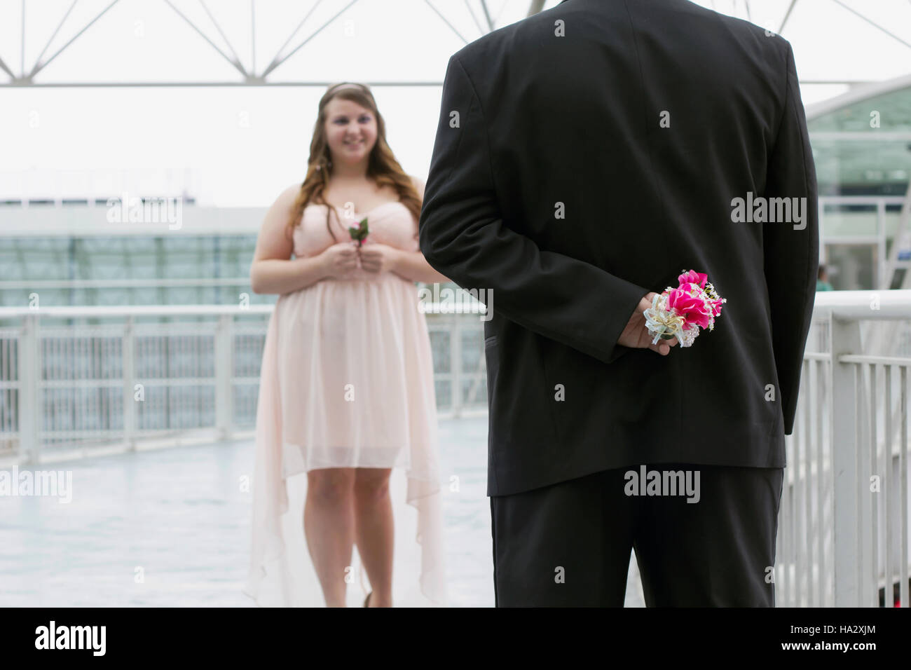 Coppia giovane sale fino per la PROM. Foto Stock