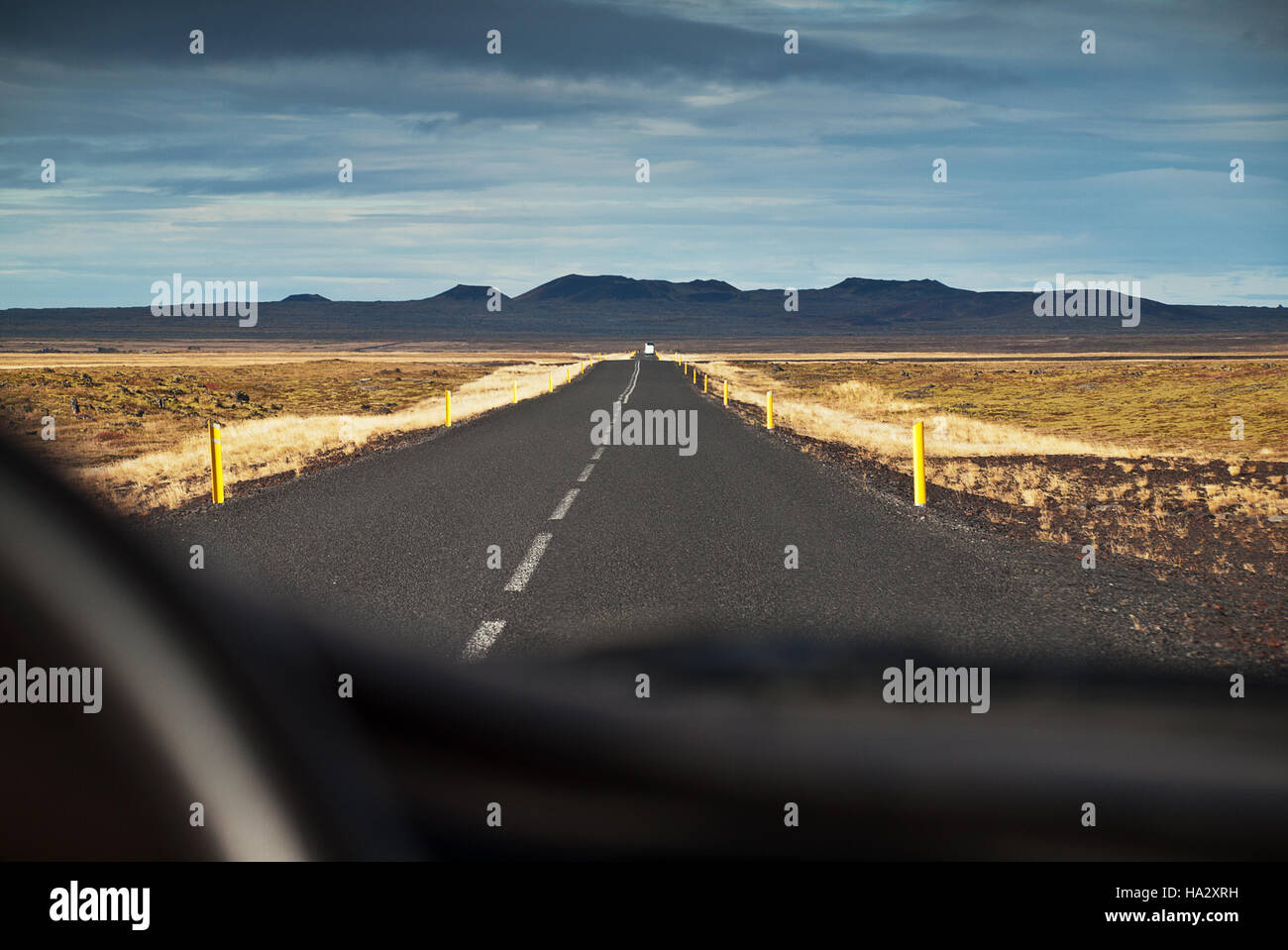 Vista di una strada dall'interno di un automobile, Islanda Foto Stock