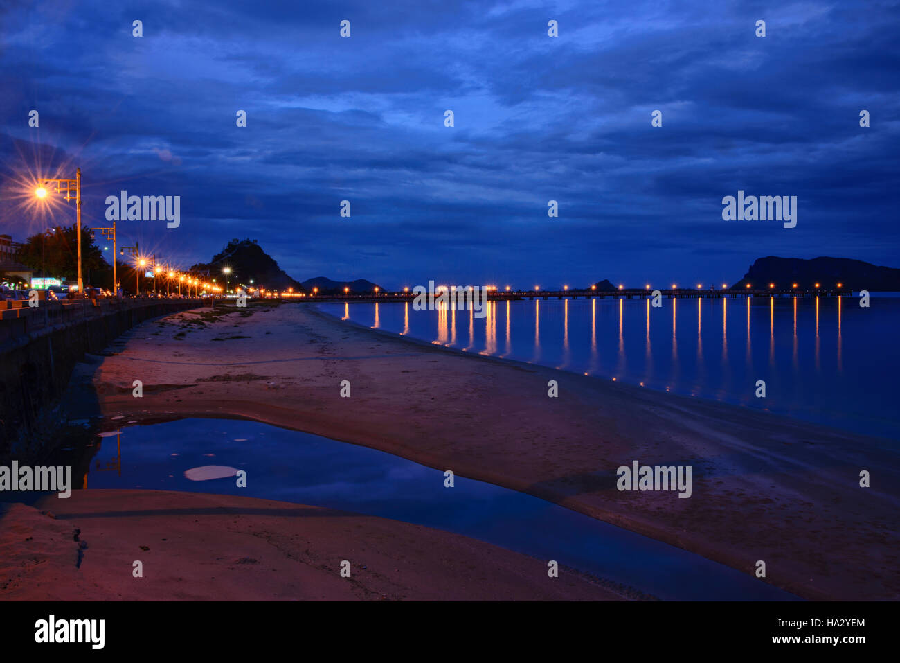 Il Golfo di Thailandia presso blue ora, Prachuap Khiri Khan, Thailandia Foto Stock