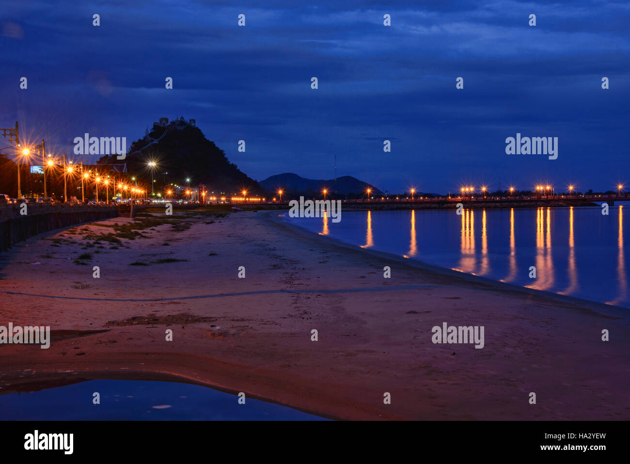 Il Golfo di Thailandia presso blue ora, Prachuap Khiri Khan, Thailandia Foto Stock
