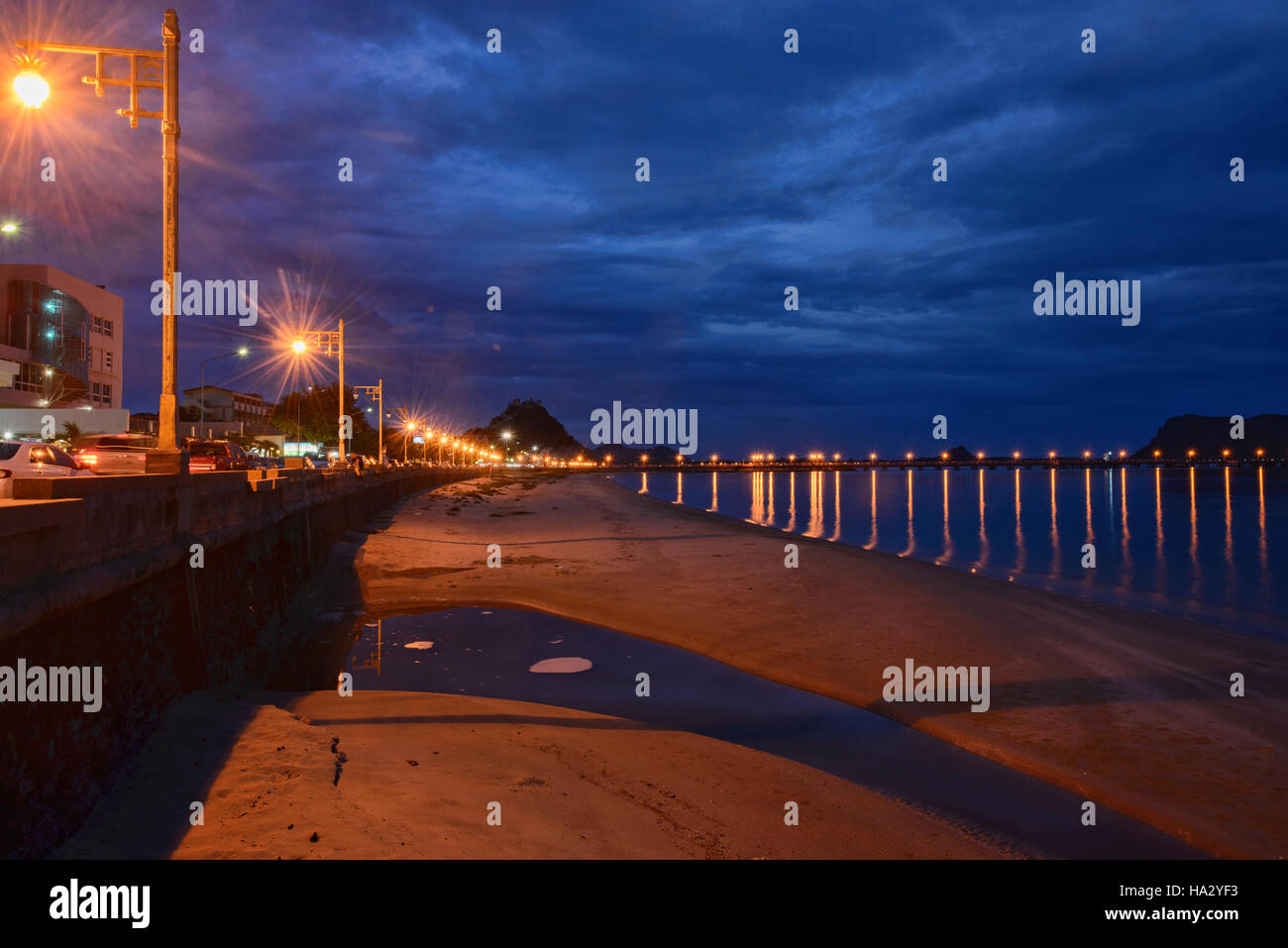 Il Golfo di Thailandia presso blue ora, Prachuap Khiri Khan, Thailandia Foto Stock