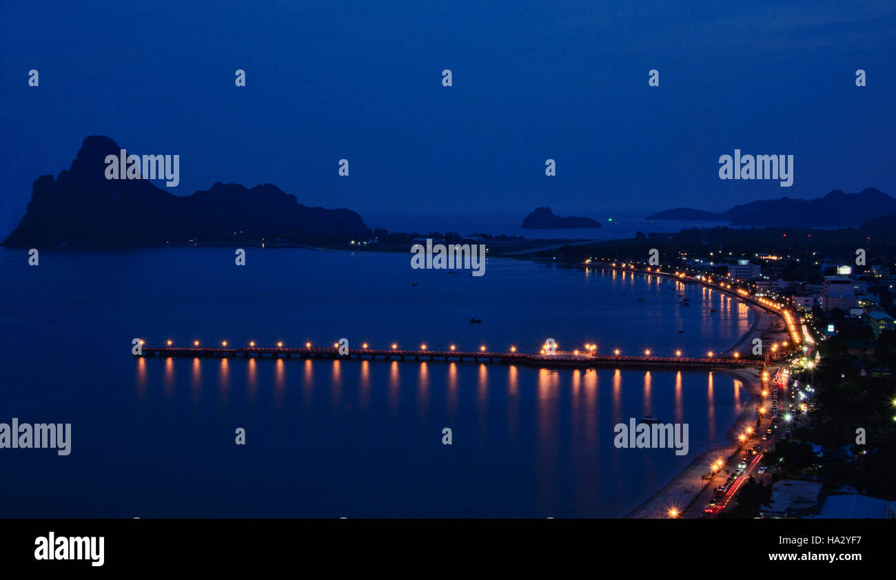Il Golfo di Thailandia presso blue ora, Prachuap Khiri Khan, Thailandia Foto Stock