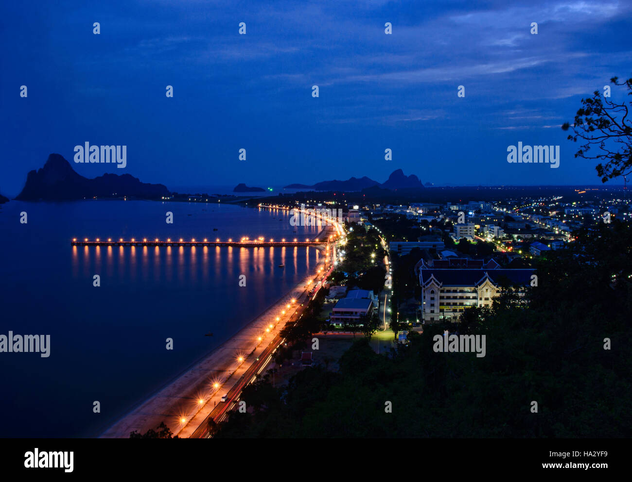 Il Golfo di Thailandia presso blue ora, Prachuap Khiri Khan, Thailandia Foto Stock