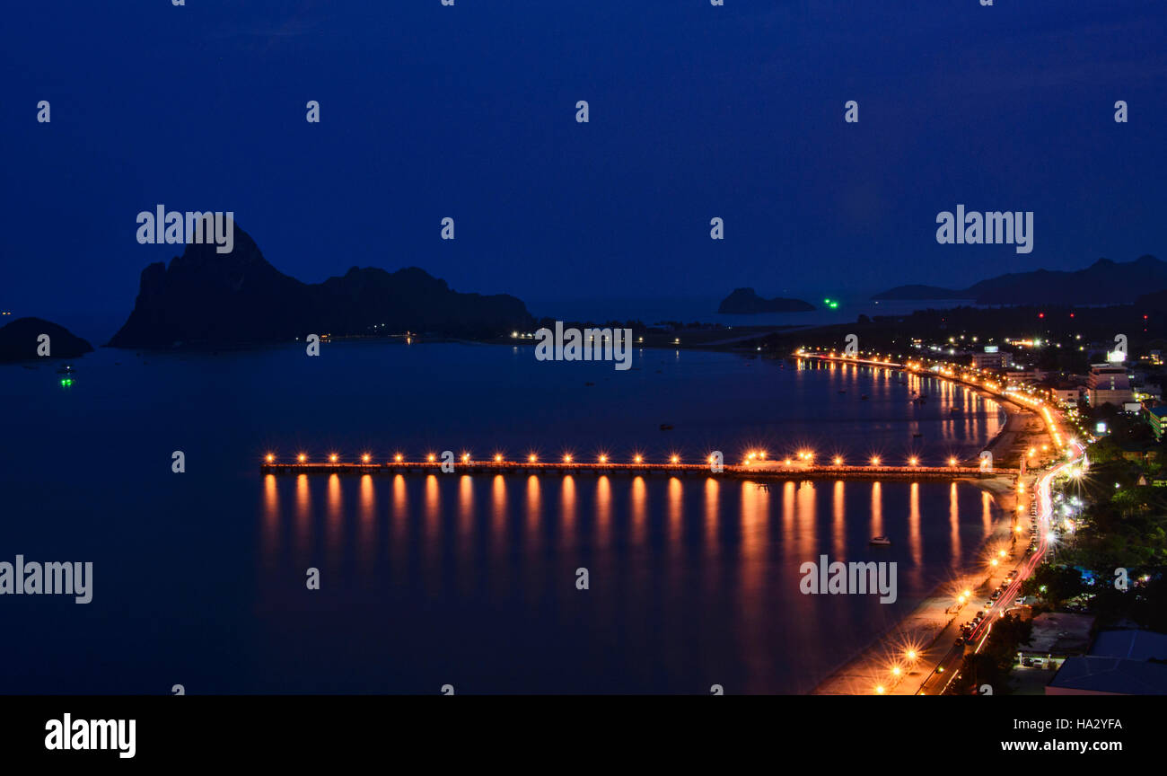 Il Golfo di Thailandia presso blue ora, Prachuap Khiri Khan, Thailandia Foto Stock
