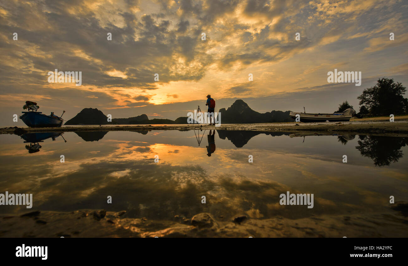 Sunrise nel Golfo di Thailandia, Prachuap Khiri Khan, Thailandia Foto Stock