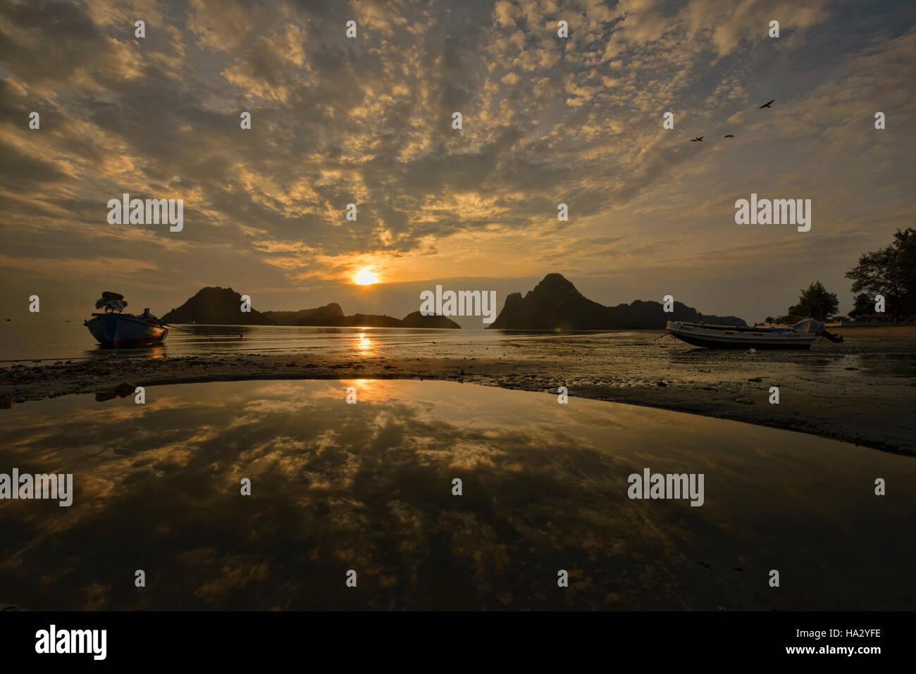 Sunrise nel Golfo di Thailandia, Prachuap Khiri Khan, Thailandia Foto Stock
