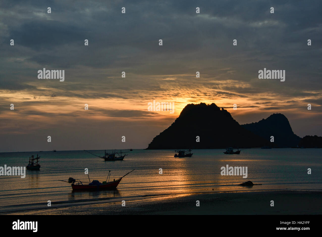 Sunrise nel Golfo di Thailandia, Prachuap Khiri Khan, Thailandia Foto Stock