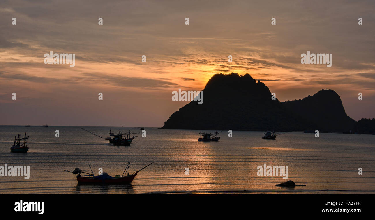 Sunrise nel Golfo di Thailandia, Prachuap Khiri Khan, Thailandia Foto Stock