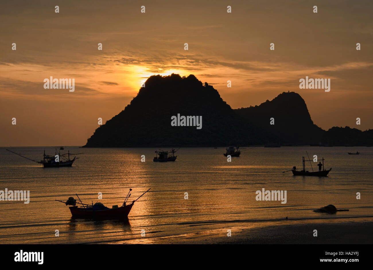 Sunrise nel Golfo di Thailandia, Prachuap Khiri Khan, Thailandia Foto Stock