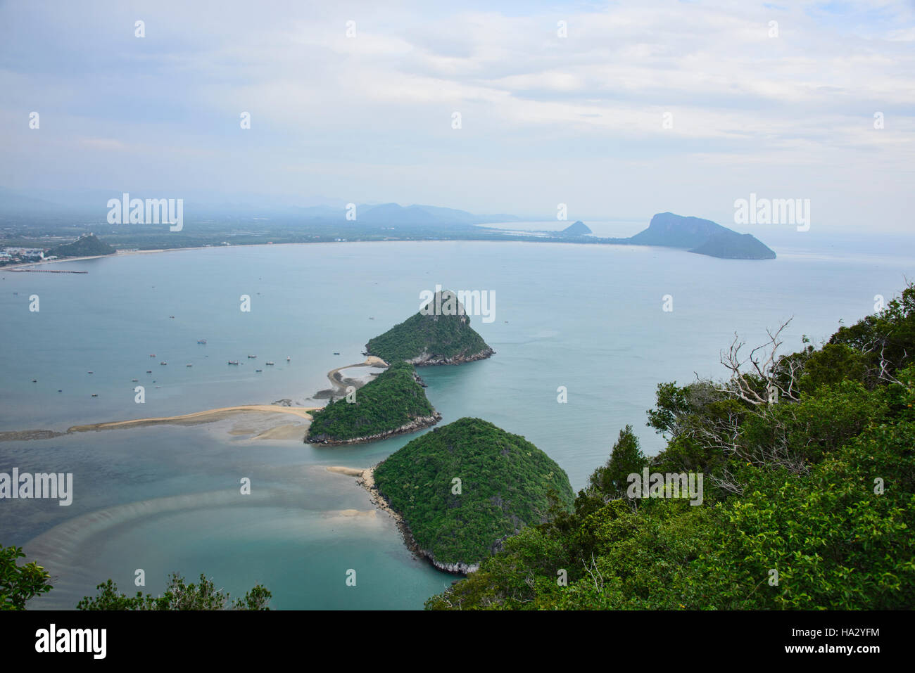 Splendida vista del Golfo di Thailandia dal vertice di Khao Muak Lom, Prachuap Khiri Khan, Thailandia Foto Stock