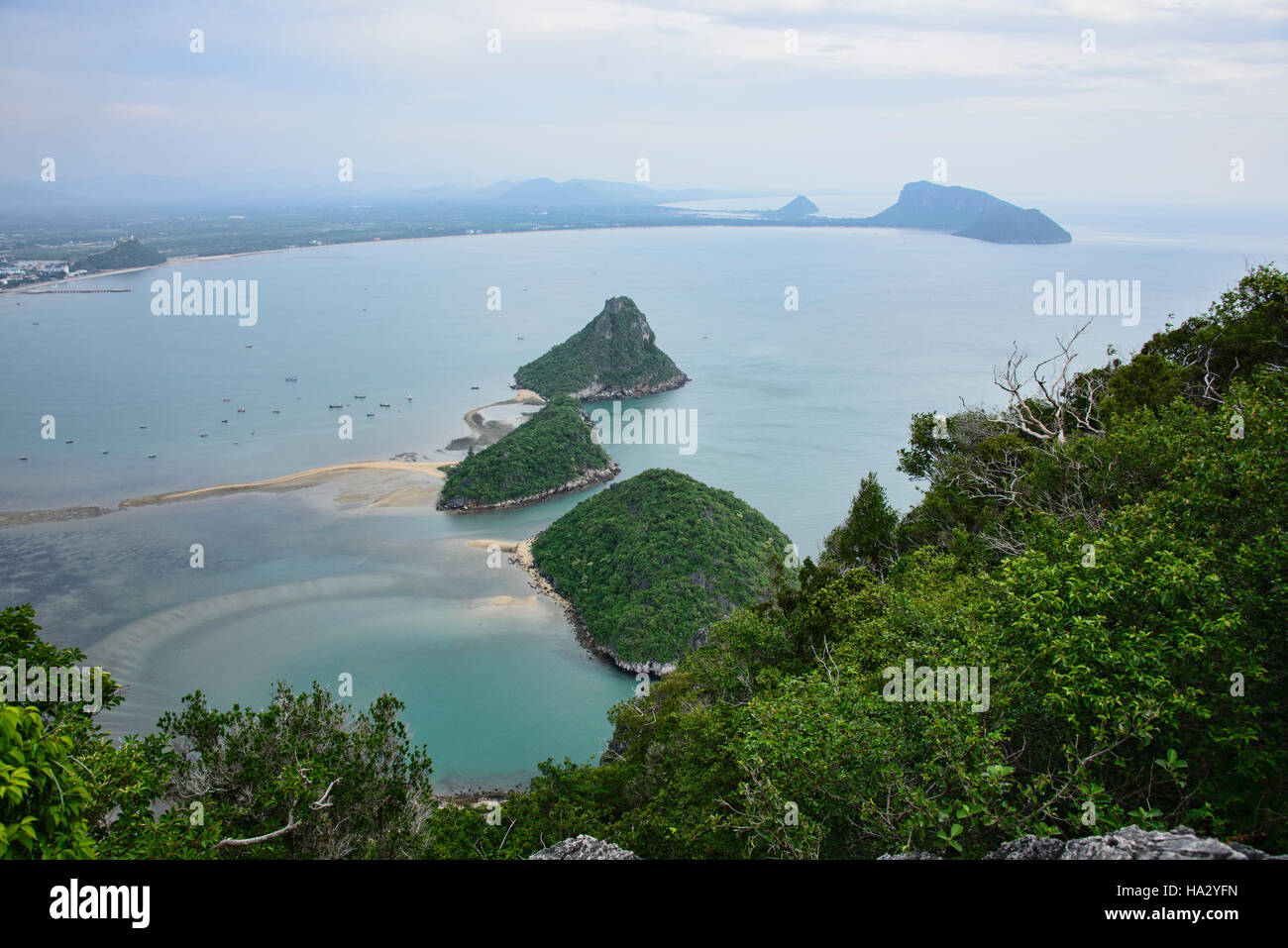 Splendida vista del Golfo di Thailandia dal vertice di Khao Muak Lom, Prachuap Khiri Khan, Thailandia Foto Stock