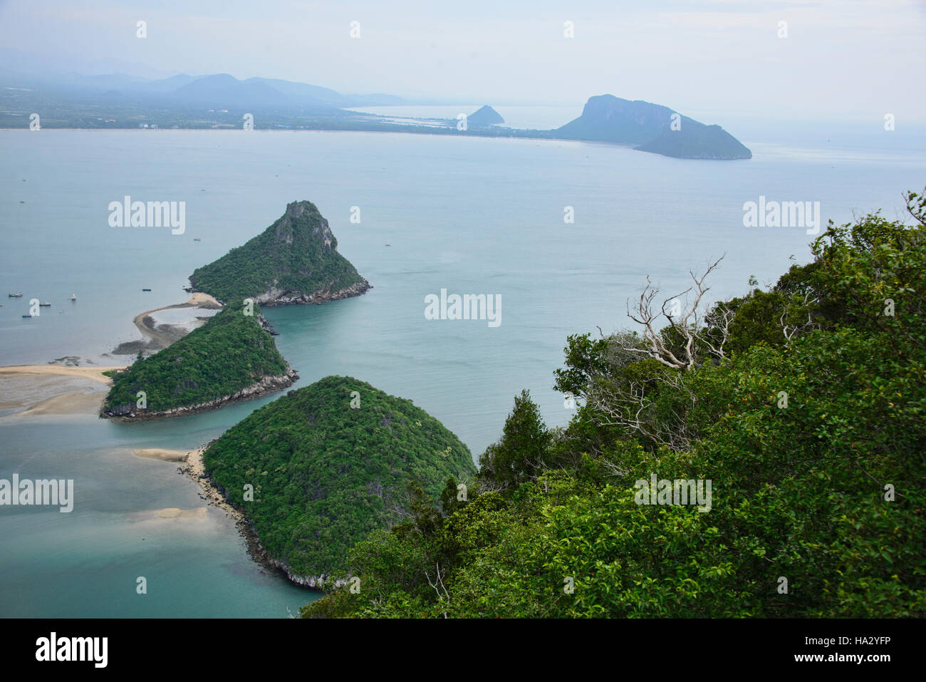 Splendida vista del Golfo di Thailandia dal vertice di Khao Muak Lom, Prachuap Khiri Khan, Thailandia Foto Stock