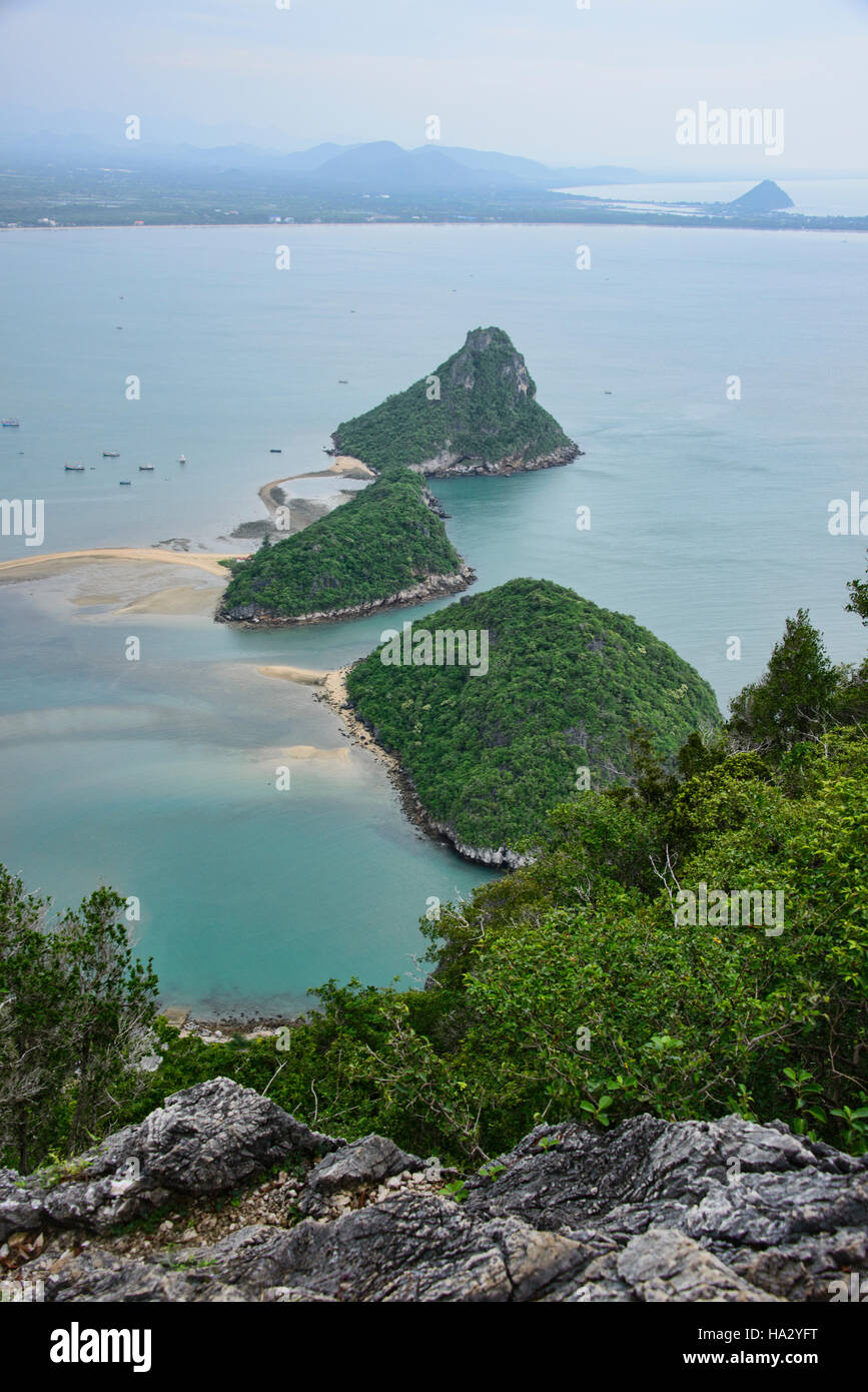 Splendida vista del Golfo di Thailandia dal vertice di Khao Muak Lom, Prachuap Khiri Khan, Thailandia Foto Stock