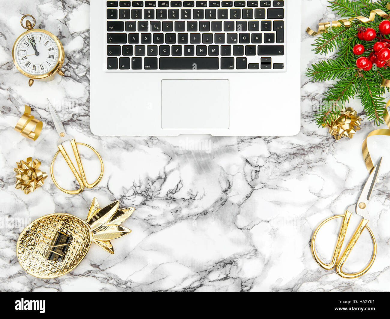 Home office desk con strumenti d'oro e decorazioni di Natale. Le ferie sfondo Foto Stock