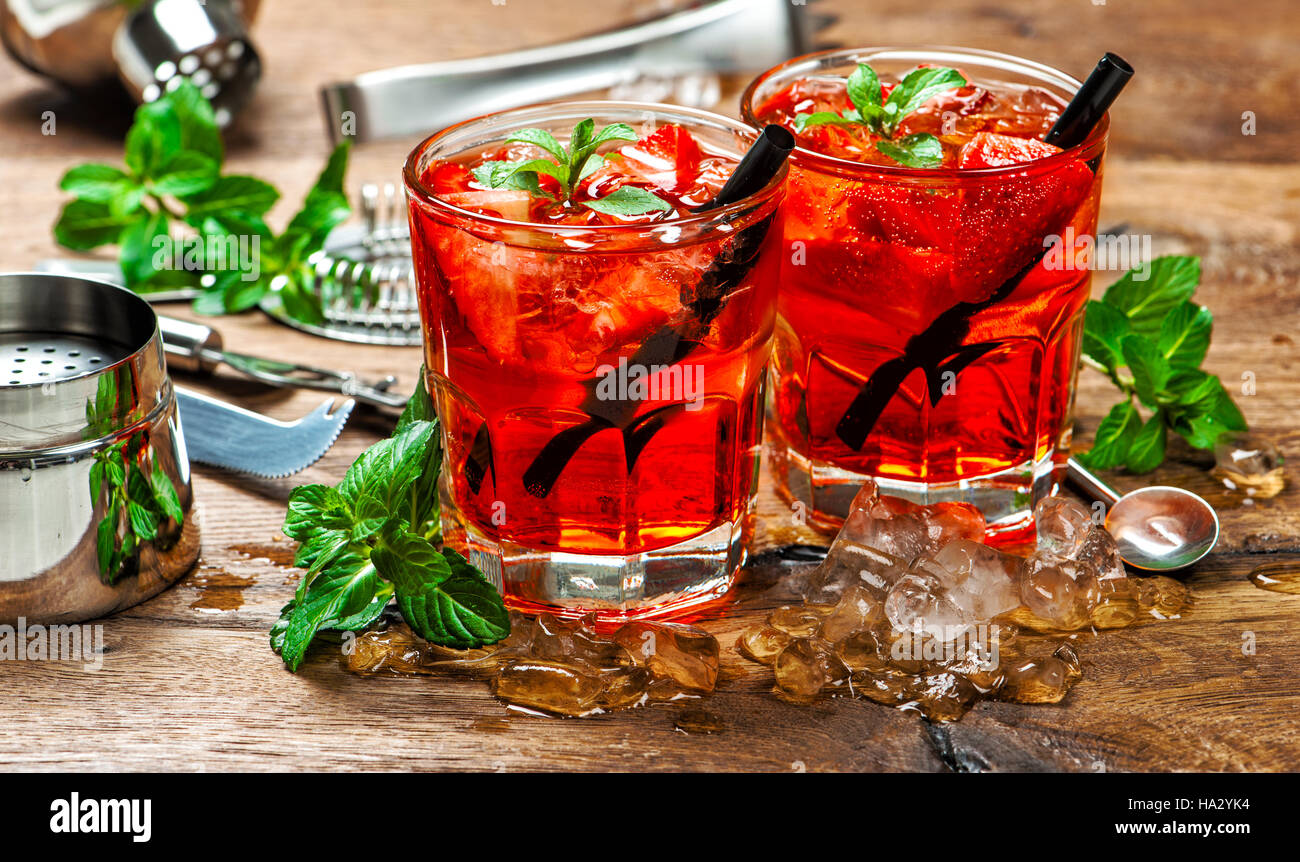 Red drink con ghiaccio. Il succo. Aperitivo. Cocktail rendendo gli strumenti della barra Foto Stock