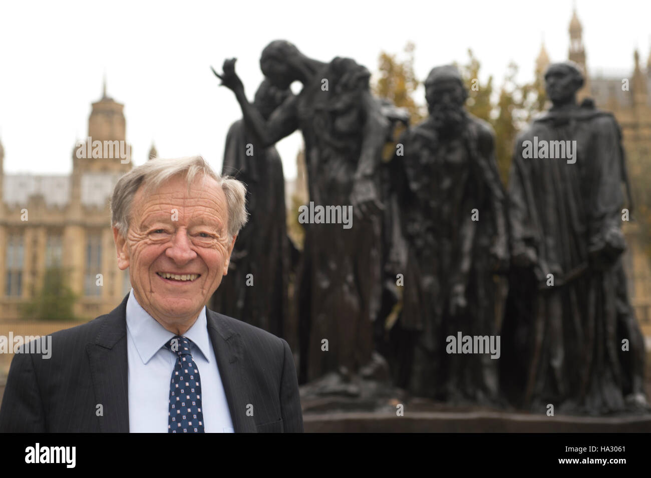 Signore Alf duplicazioni con la scultura di Rodin 'i borghesi di Calais'. Il British Labour politico ed ex membro del Parlamento europeo Foto Stock