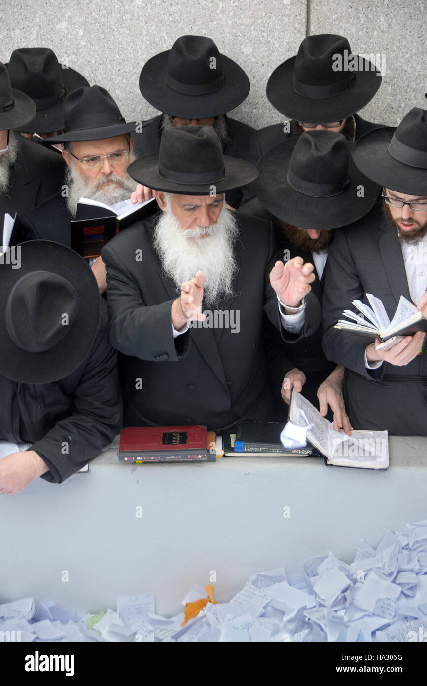 Un rabbino Lubavitch con una preghiera personale presso le lapidi degli ultimi due Lubavitcher Rebbes in Cambria Heights, Queens, NY Foto Stock