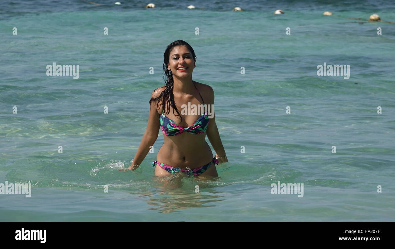 Donna che indossa un bikini in Ocean Foto Stock