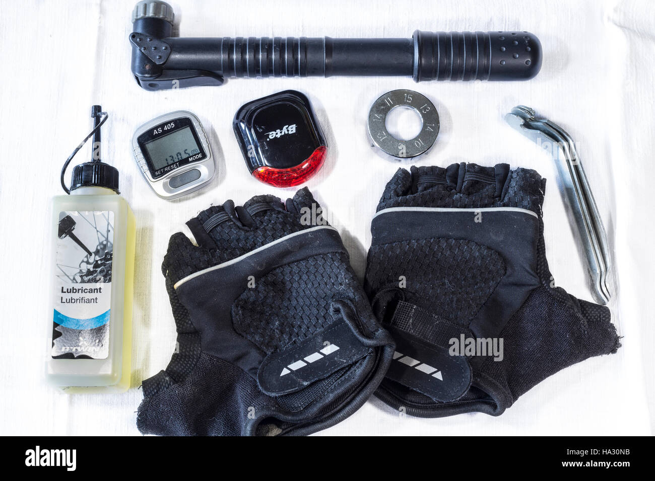 Alcuni accessori per biciclette. Foto Stock