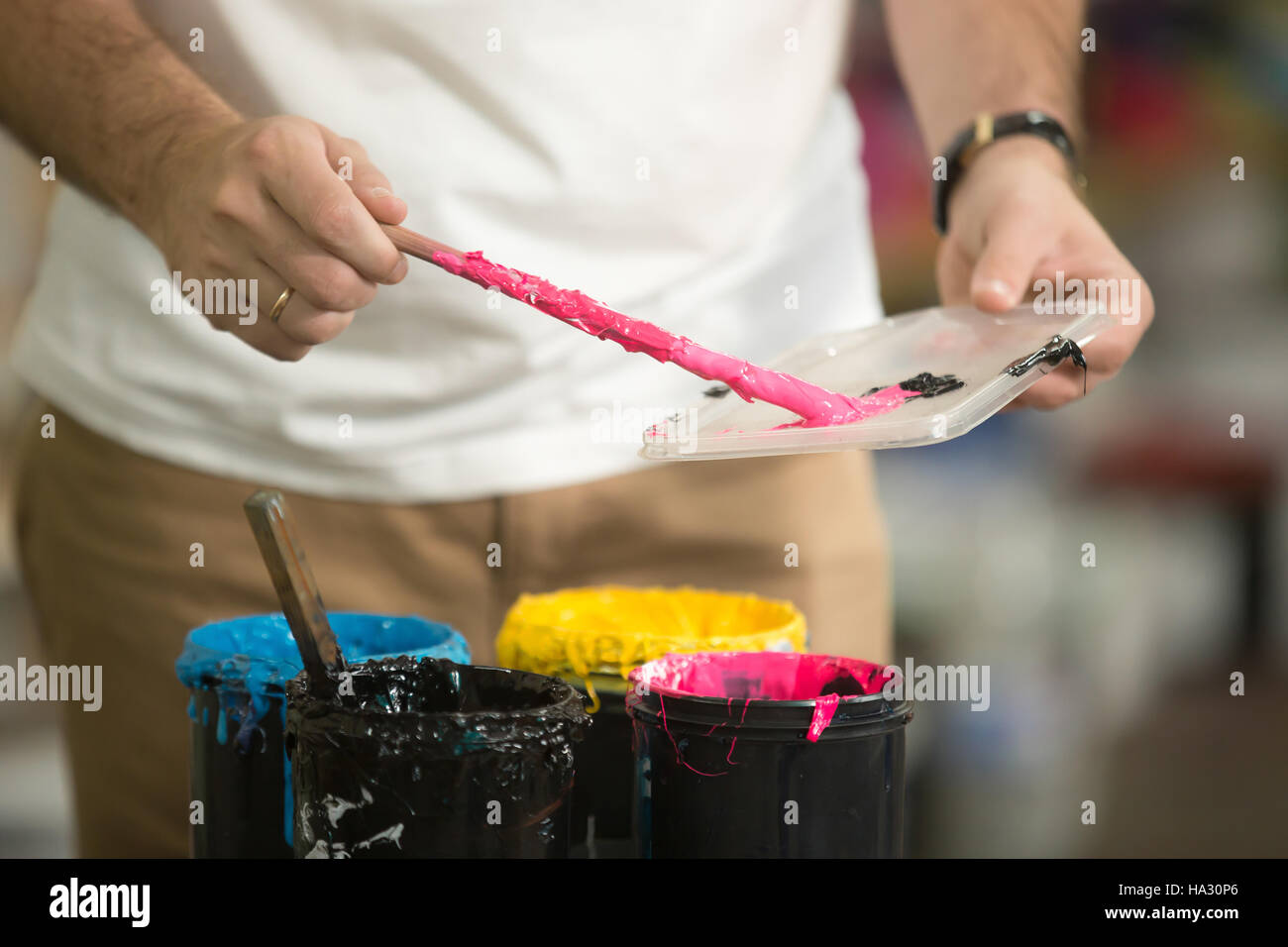 Close up dei maschi di mani la combinazione CMYK Foto Stock