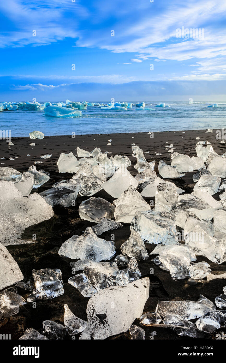 Iceberg su una sabbia nera spiaggia vulcanica accanto a Jokulsarlon laguna iceberg nel Vatnajokull national park, Islanda Foto Stock