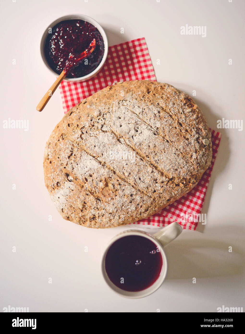 Pane fatto in casa con confettura di lamponi e la tazza di caffè - laici piatta Foto Stock