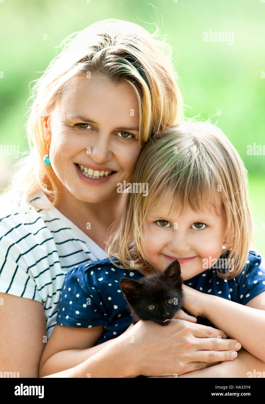 Ritratto di una madre e figlia con un gattino Foto Stock
