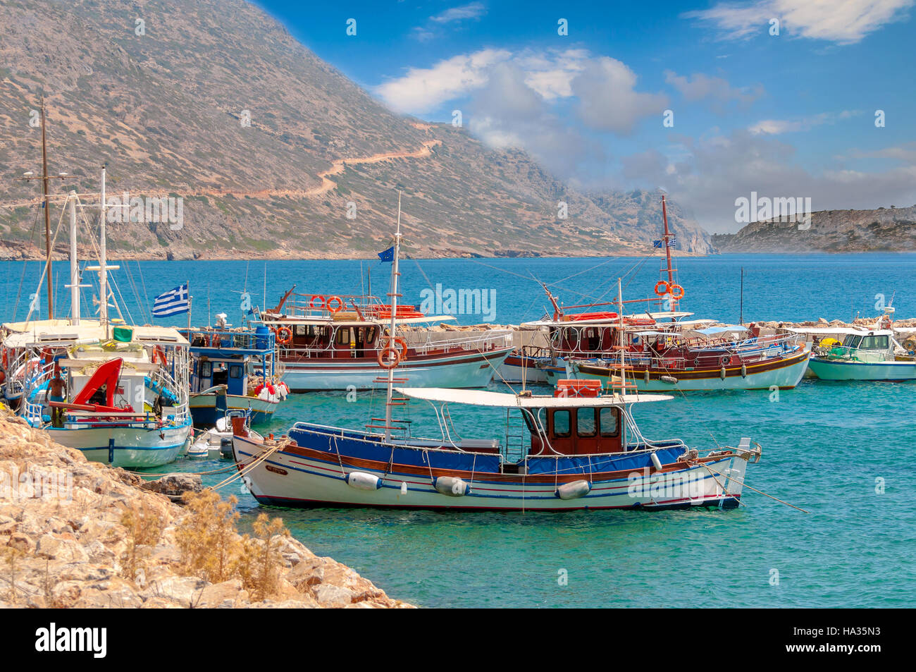 Tradizionale greco barche da pesca in porto nei pressi di Aghios Nikolaos città sull isola di Creta Foto Stock