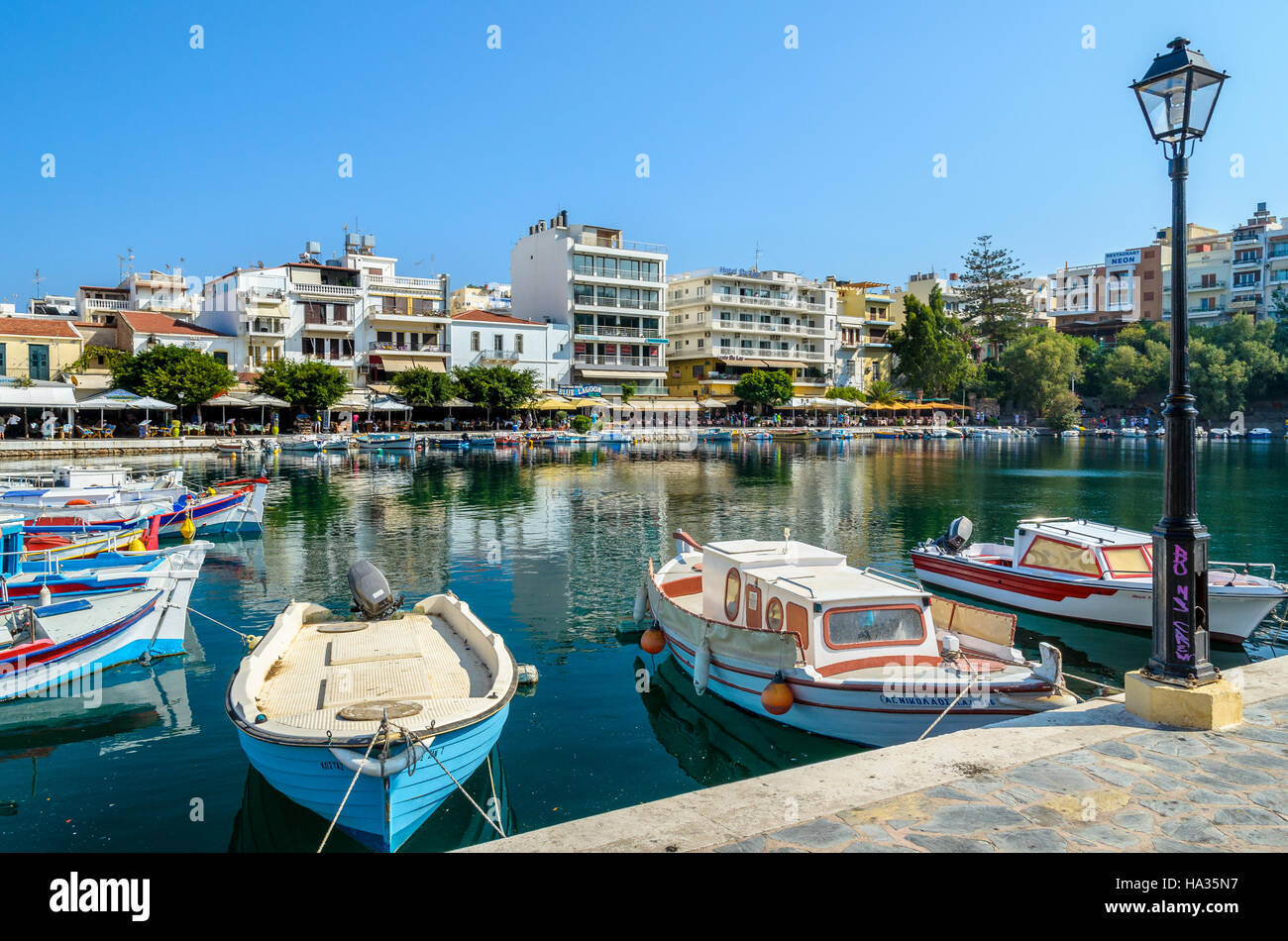 Piccolo porto con ormeggiate barche da pesca a Aghios Nikolaos città sull isola di Creta, Grecia Foto Stock