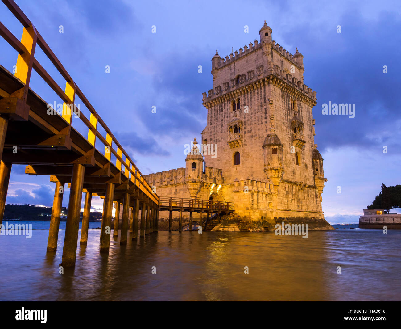 La Torre de Belem sulla banca del fiume Tago a Lisbona, Portogallo, di notte. Foto Stock