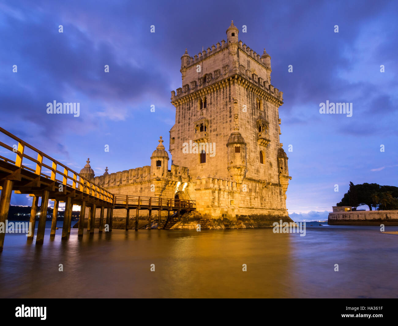 La Torre de Belem sulla banca del fiume Tago a Lisbona, Portogallo, di notte. Foto Stock