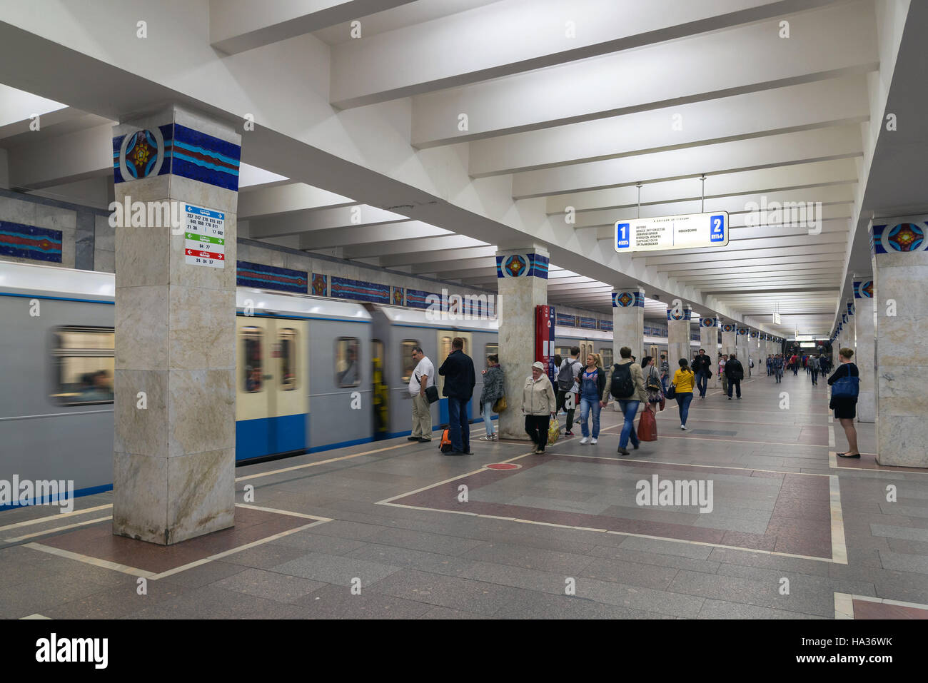Mosca, Russia - Giugno 10.2016. In treno le stazioni della metro Novogireevo Foto Stock
