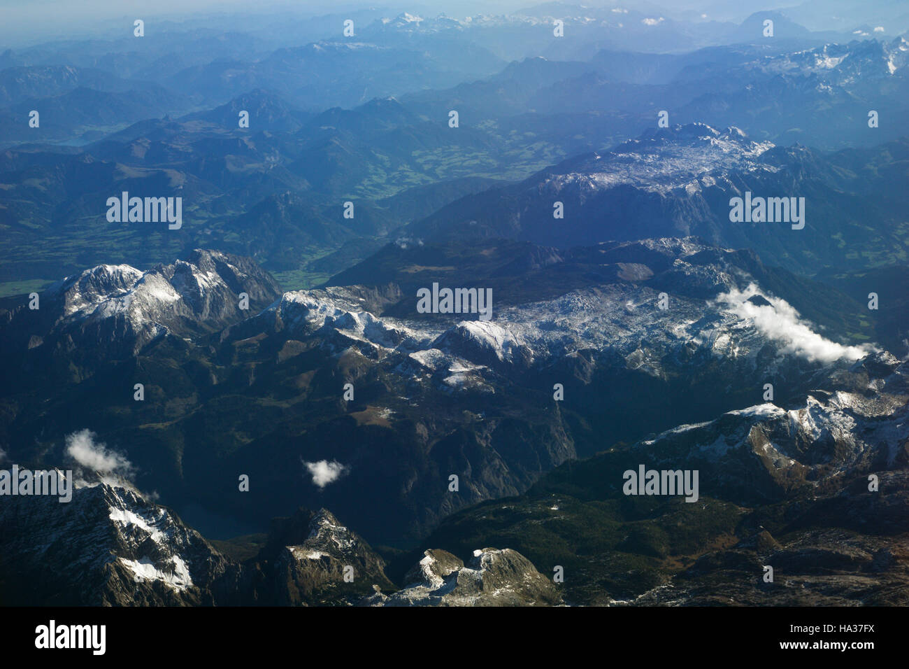 AUSTRIA - Ottobre 2016: le Alpi come visto da un aeroplano, una vista in piano della montagna Foto Stock