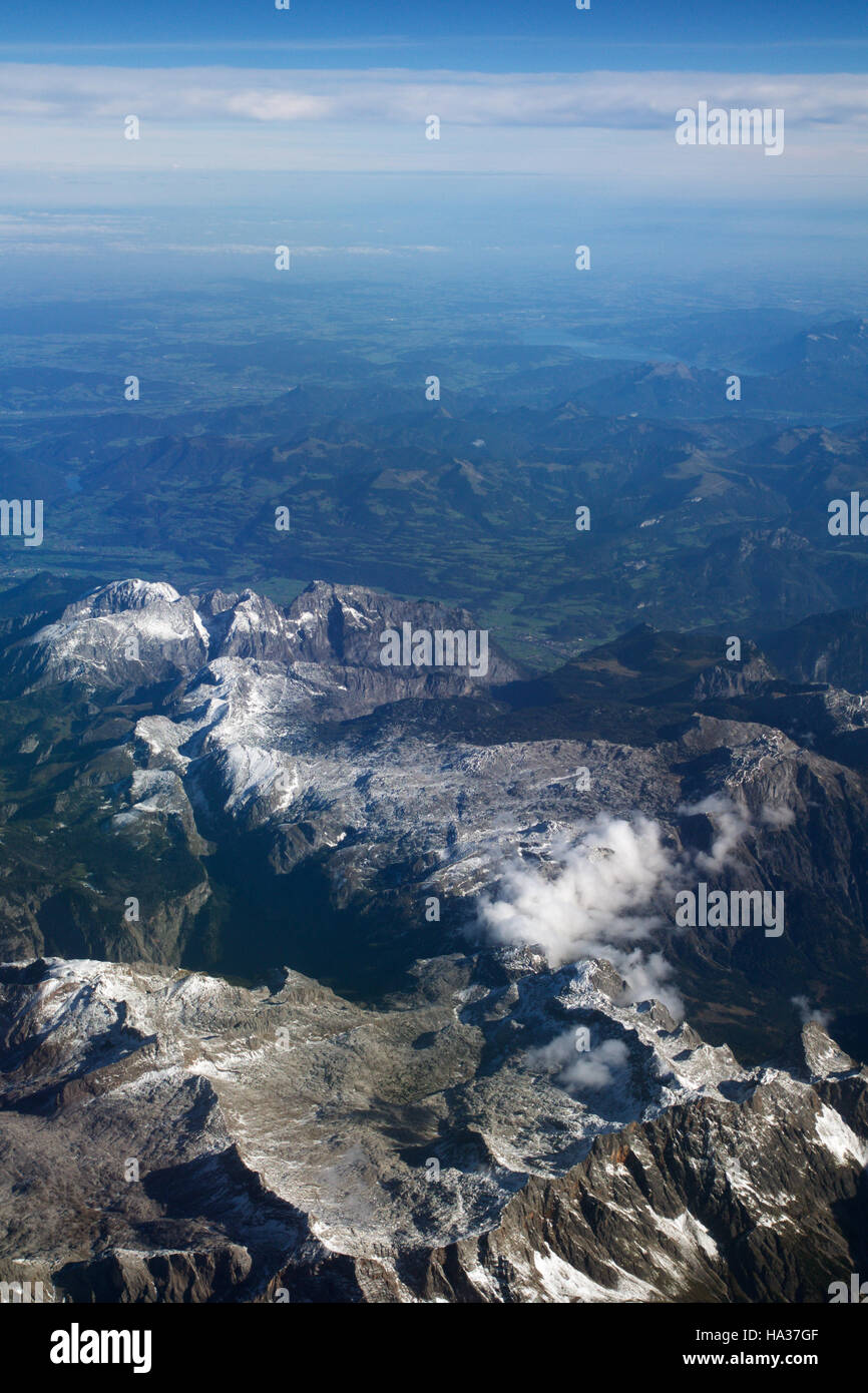 AUSTRIA - Ottobre 2016: le Alpi come visto da un aeroplano, una vista in piano della montagna Foto Stock
