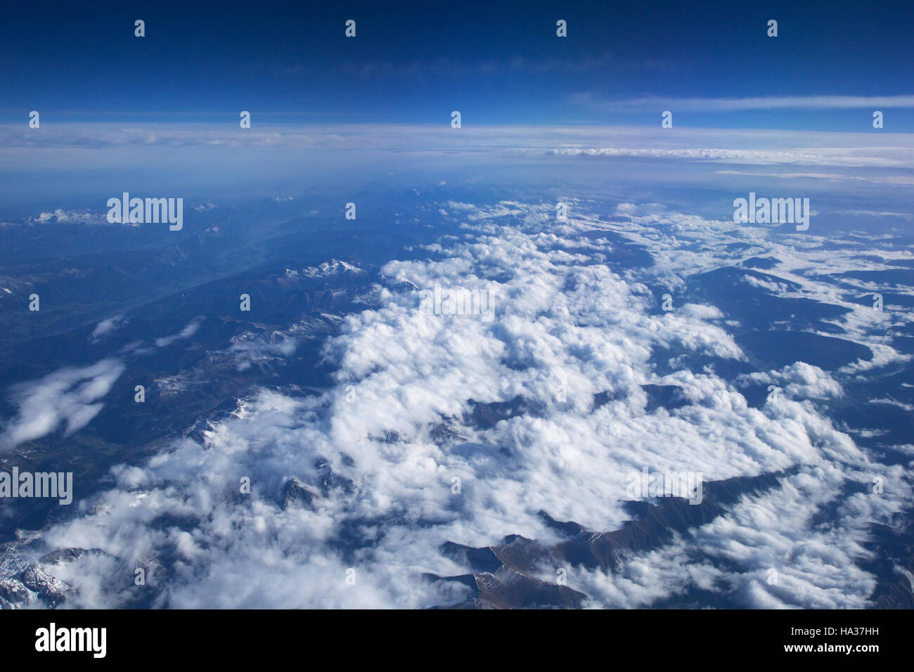 AUSTRIA - Ottobre 2016: le Alpi come visto da un aeroplano, una vista in pianta di montagne e nuvole Foto Stock