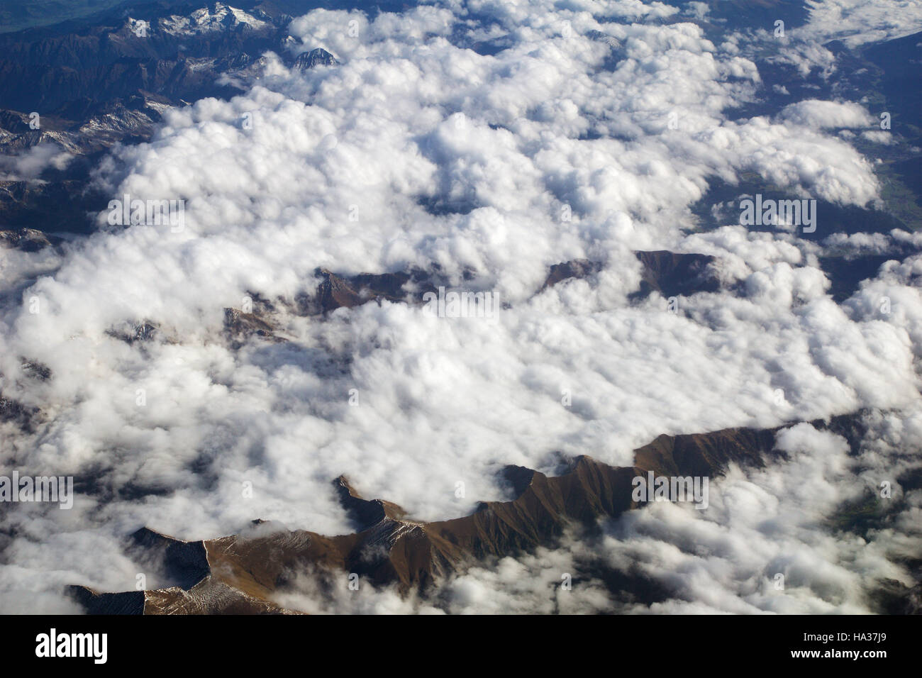 AUSTRIA - Ottobre 2016: le Alpi come visto da un aeroplano, una vista in piano della montagna Foto Stock