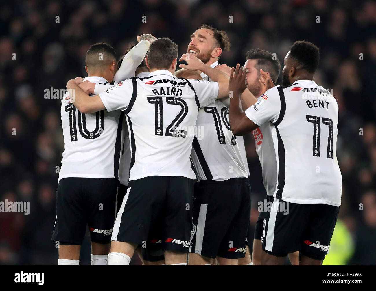 Derby County's Bradley Johnson è assaliti da compagni di squadra dopo aver segnato il suo lato del primo obiettivo del gioco durante il cielo di scommessa match del campionato al iPro Stadium, Derby. Foto Stock
