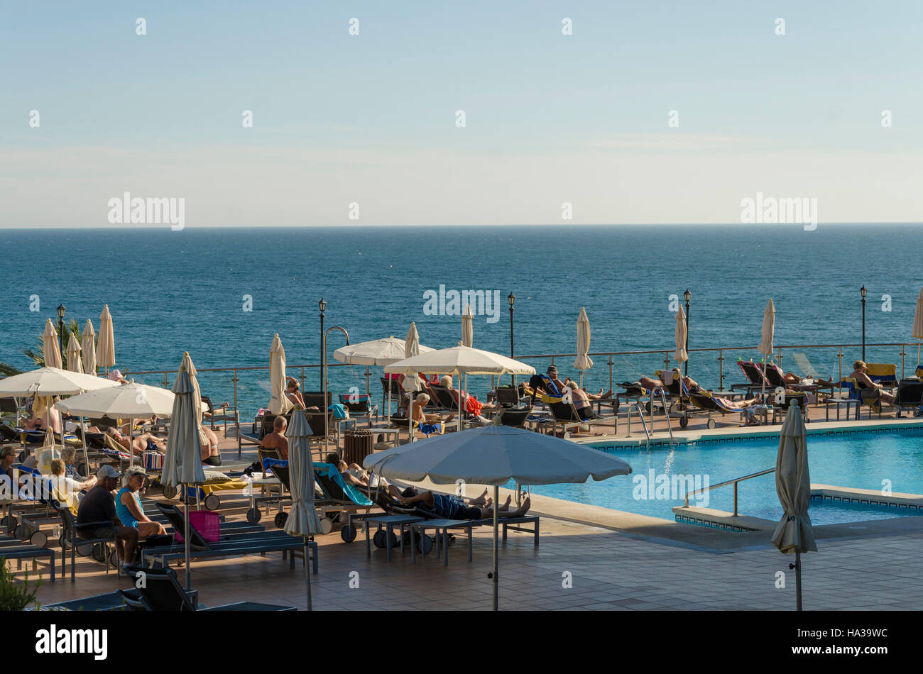Terrazza soleggiata con vacanzieri al Resort a Benalmadena in bassa stagione, Costa del Sol, Spagna. Foto Stock