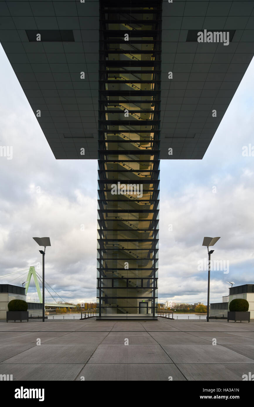 Kranhaus, architettura moderna a Colonia in Germania. Foto Stock