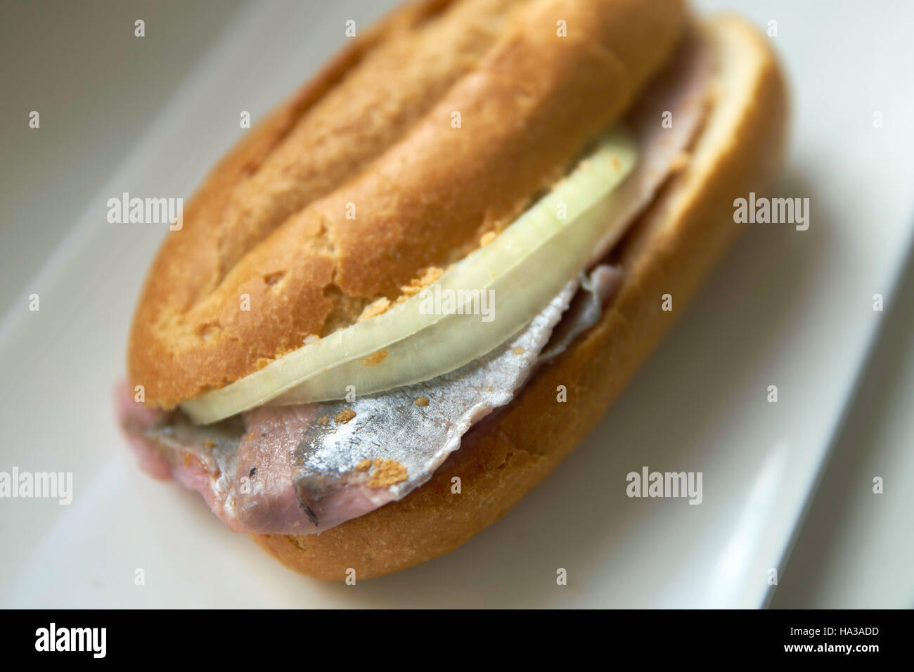 Matjes panini. Aringa freschi panini con un pezzetto di cipolla. Foto Stock