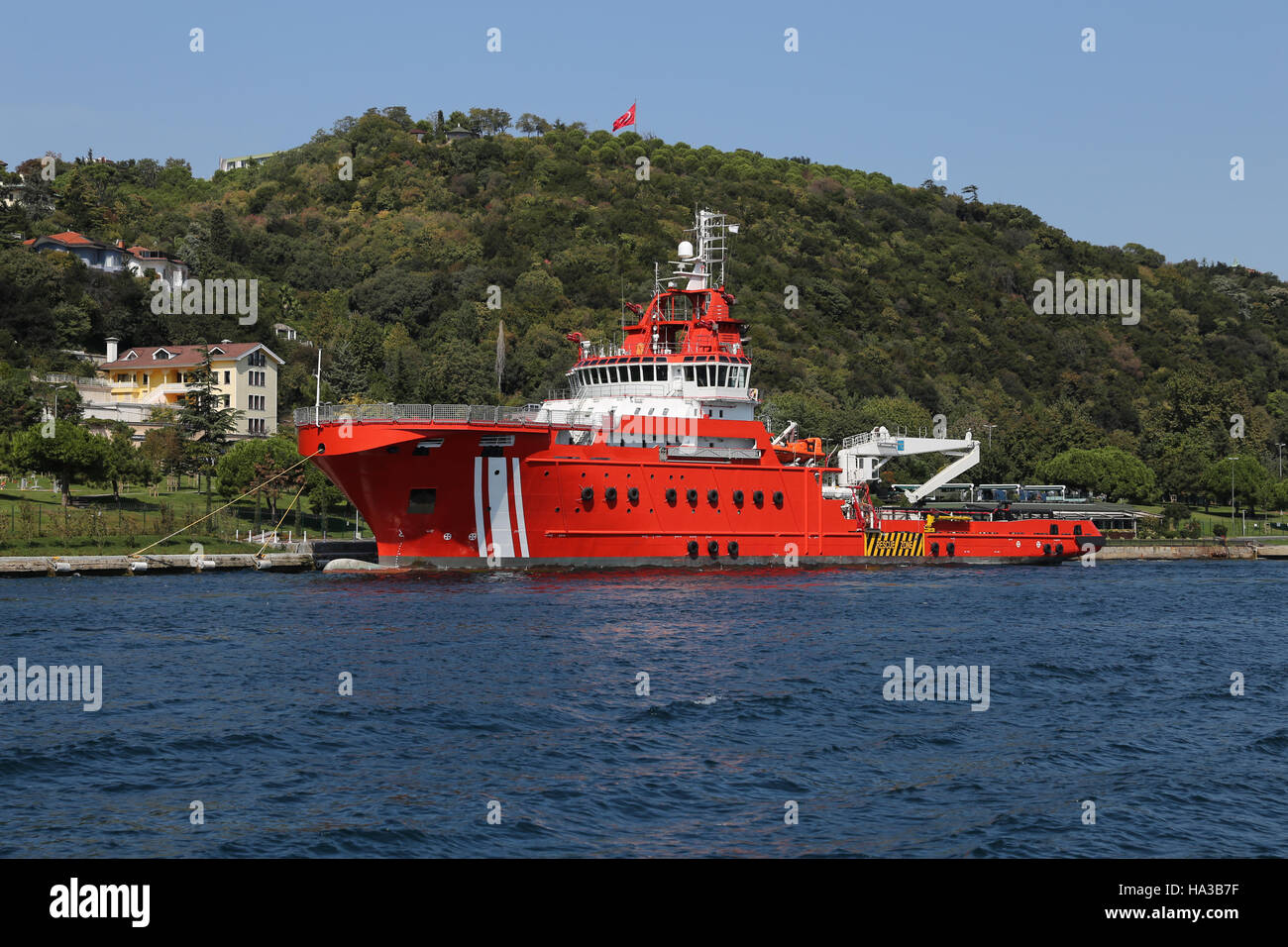 Un arancione di sicurezza costiera imbarcazione in attesa in Costa Foto Stock