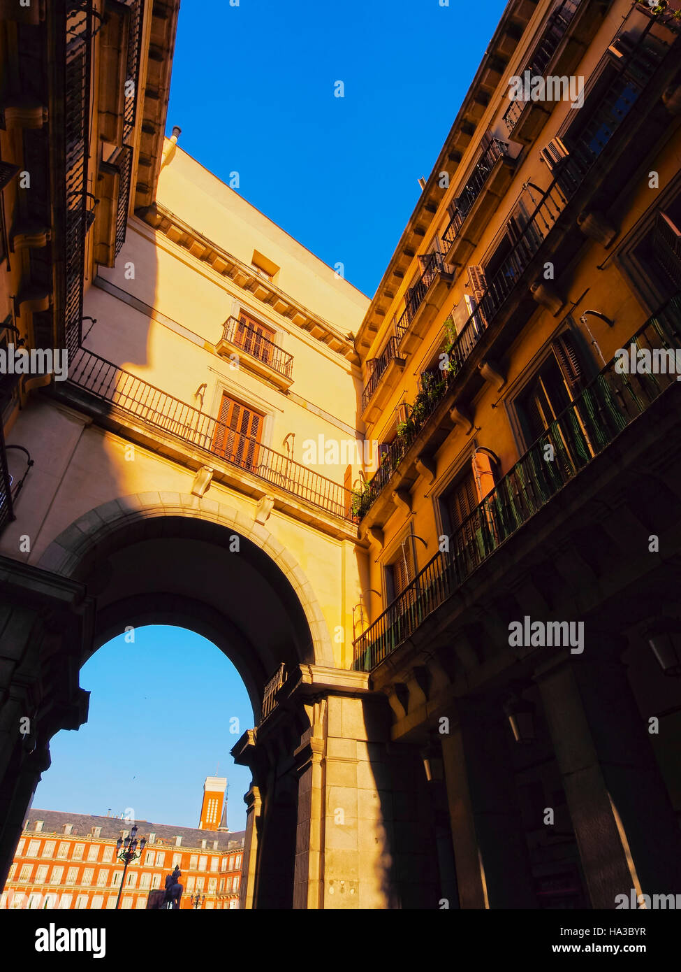 Spagna, Madrid, vista di gateway per la Plaza Mayor. Foto Stock