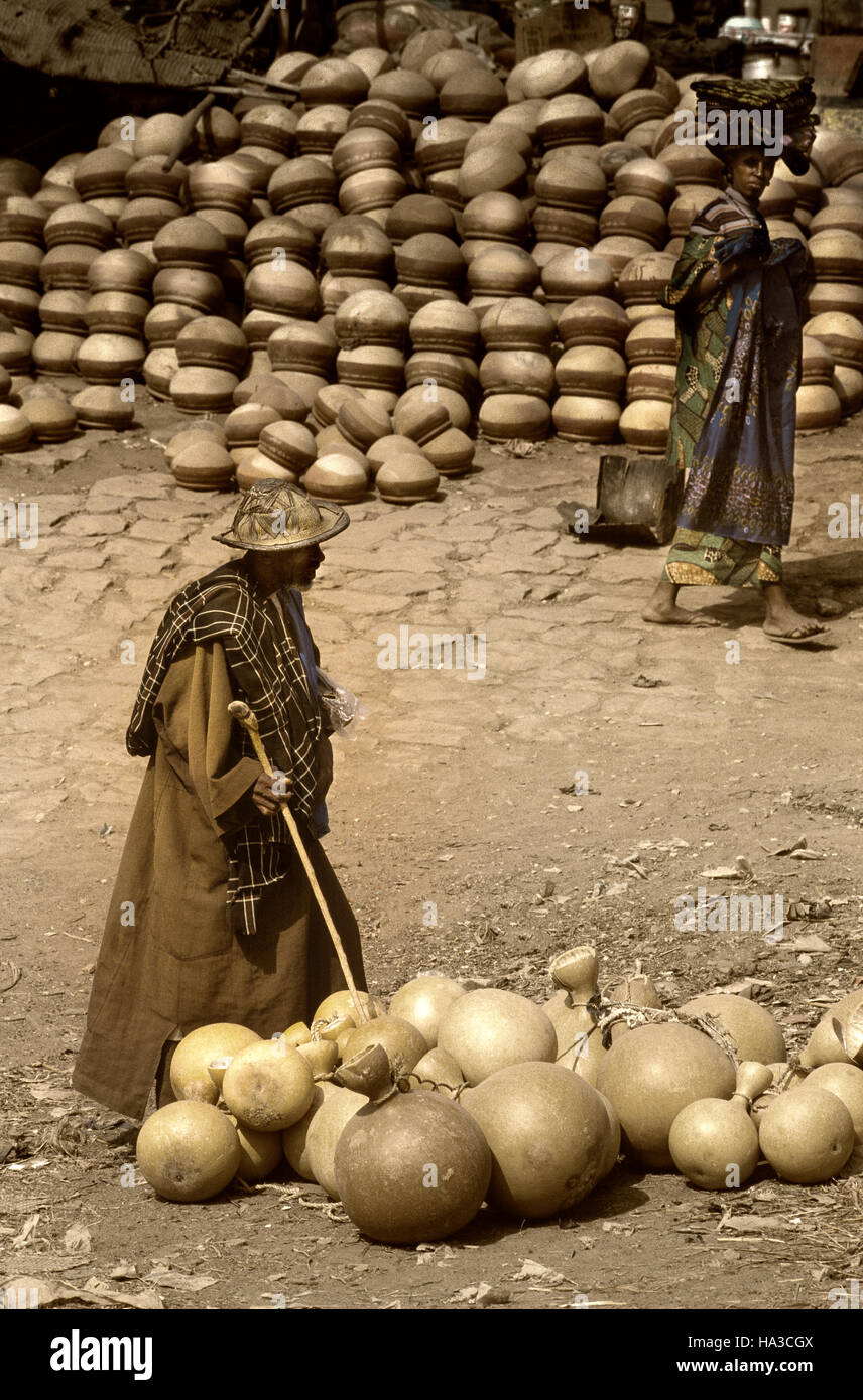 Mopti, Mali, Africa - Gennaio, 26, 1992 - Il Fiume Bani confluisce nel fiume Niger, piroghe e mercati del pesce lungo il porto Foto Stock